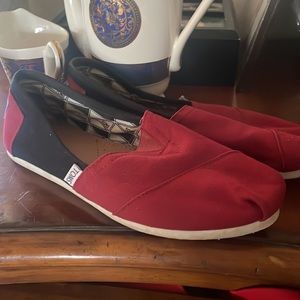 Toms 8.5W Res and Black Shoes